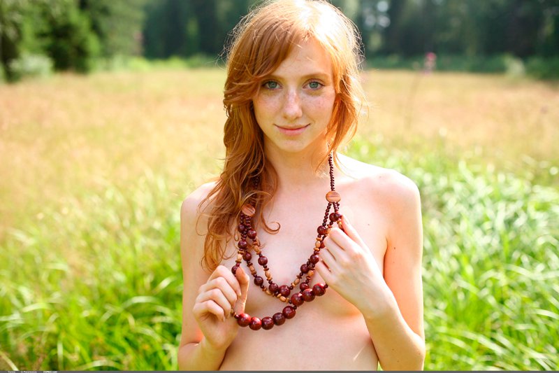 Фото рыжей девушки на поляне