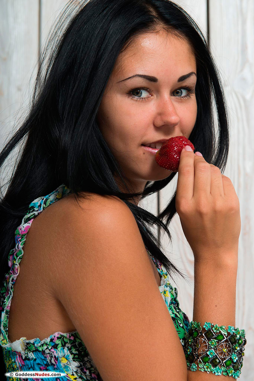 Молоденькая модель с темными волосами ест клубнику секс фото