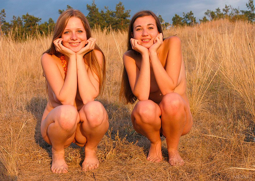 Две раздетые девки в поле - фото клубничка