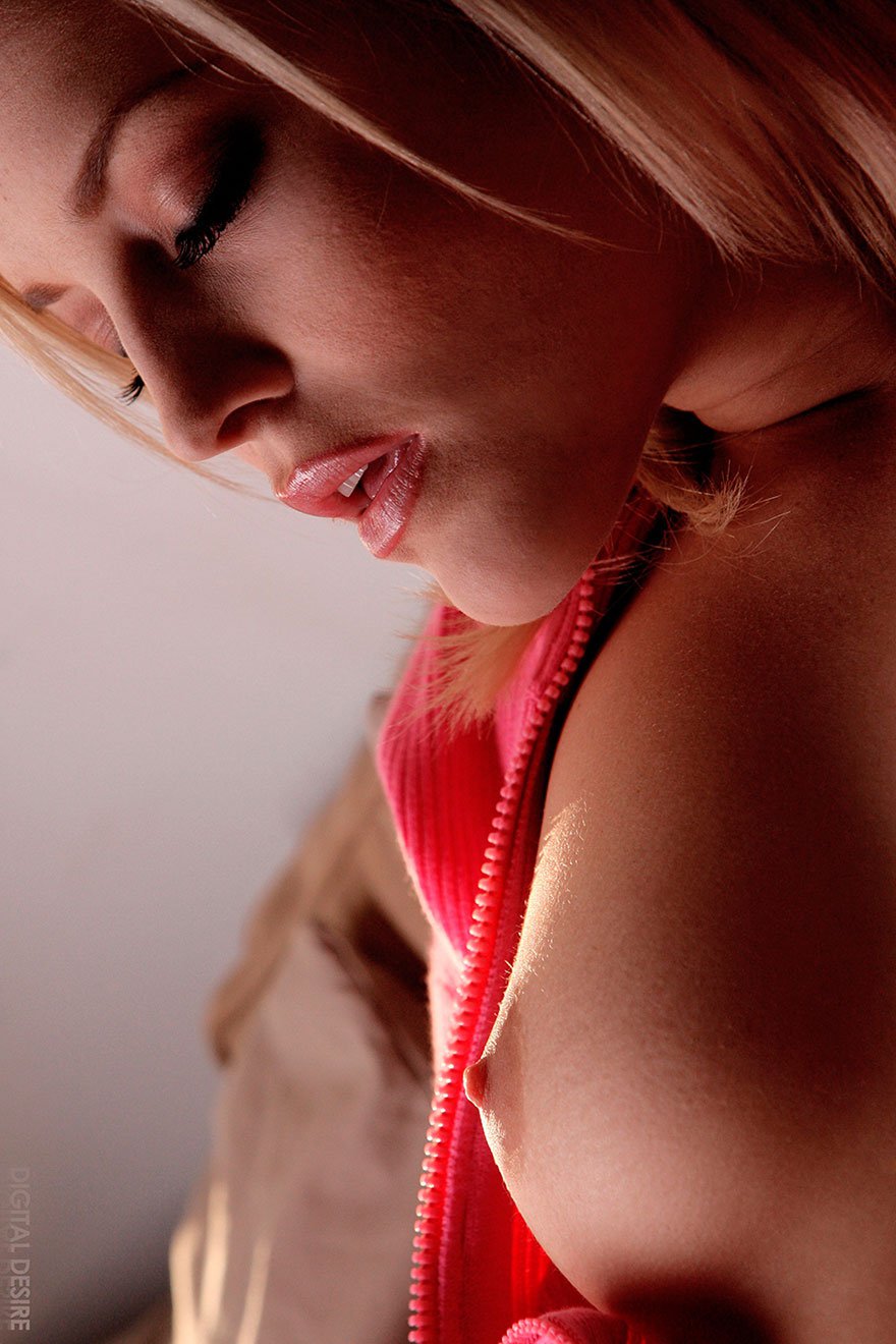 Чертовски изящная натуральная грудь блондинки секс фото