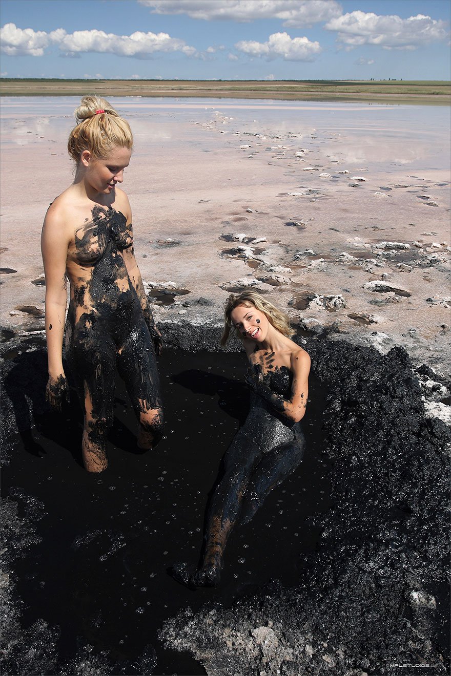 Стройные голые блондинки в грязи - фото эротика