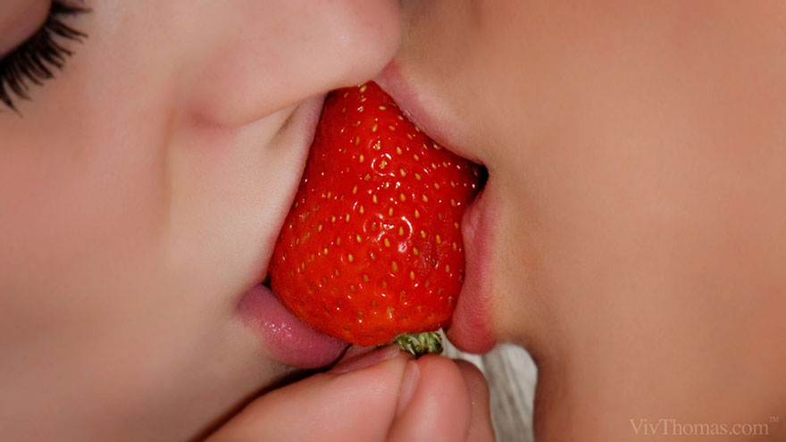 Две барышни целуются и едят клубнику секс фото