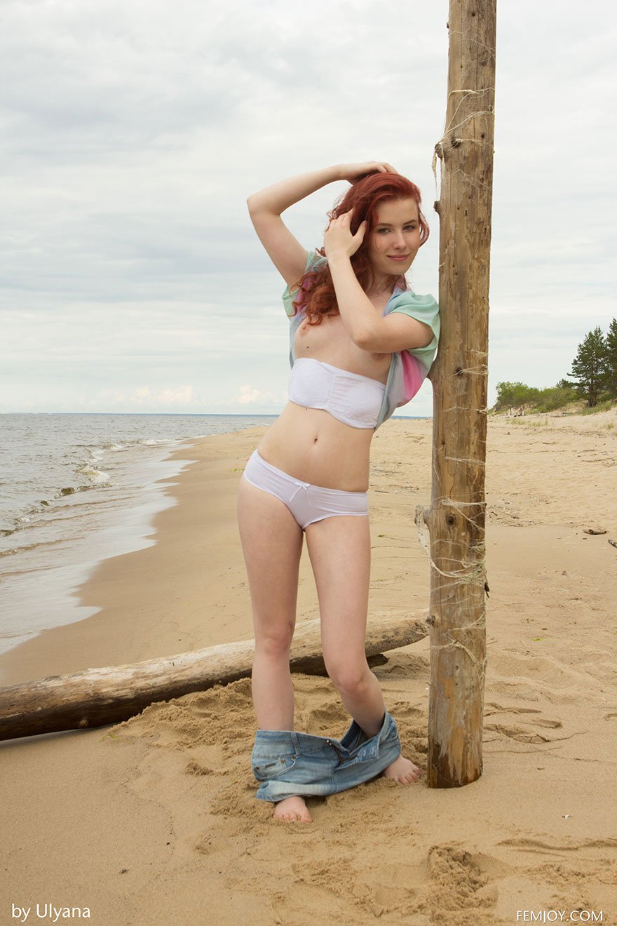 Рыжая девушка разделась на диком пляже