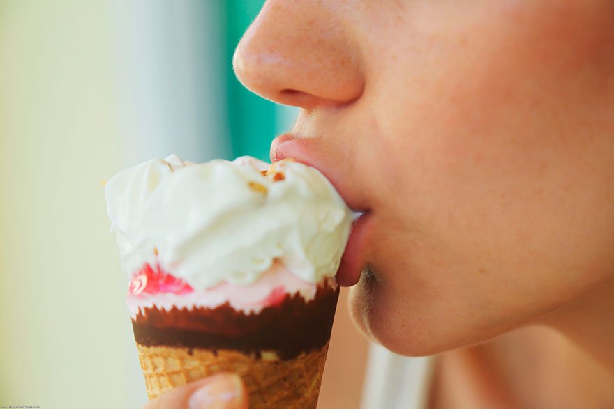 Легкая эротика - молодая девушка сексуально ест мороженное