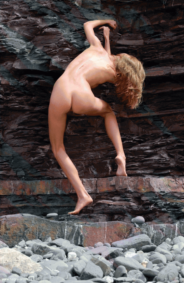 Фото эротика - блондинка на черной скале