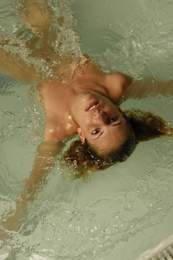 Фото обнаженной блондинки в бассейне - эротика