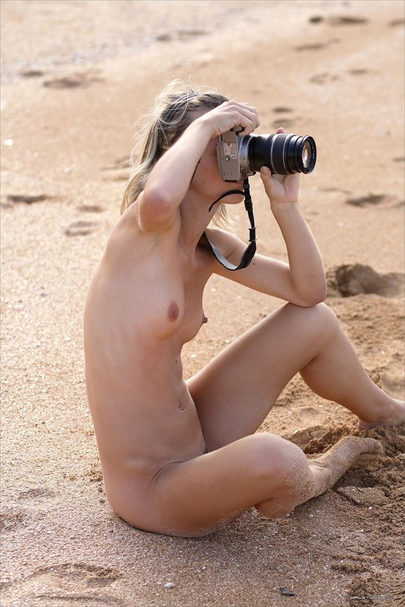 Две девушки блондинки устроили фото сессию на пляже
