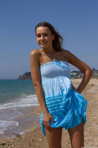 Молодая девушка на пляже - фото эротика