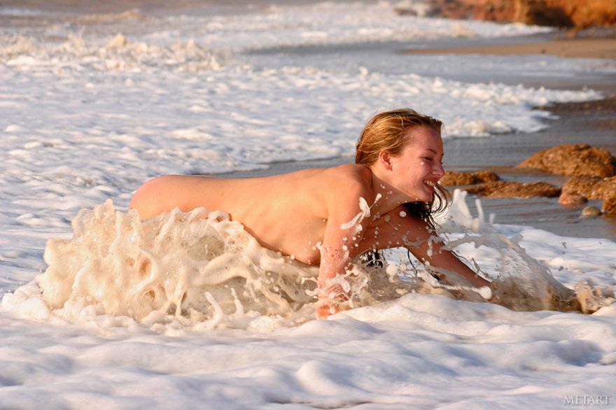 Юная блондинка на морском берегу - эро фото