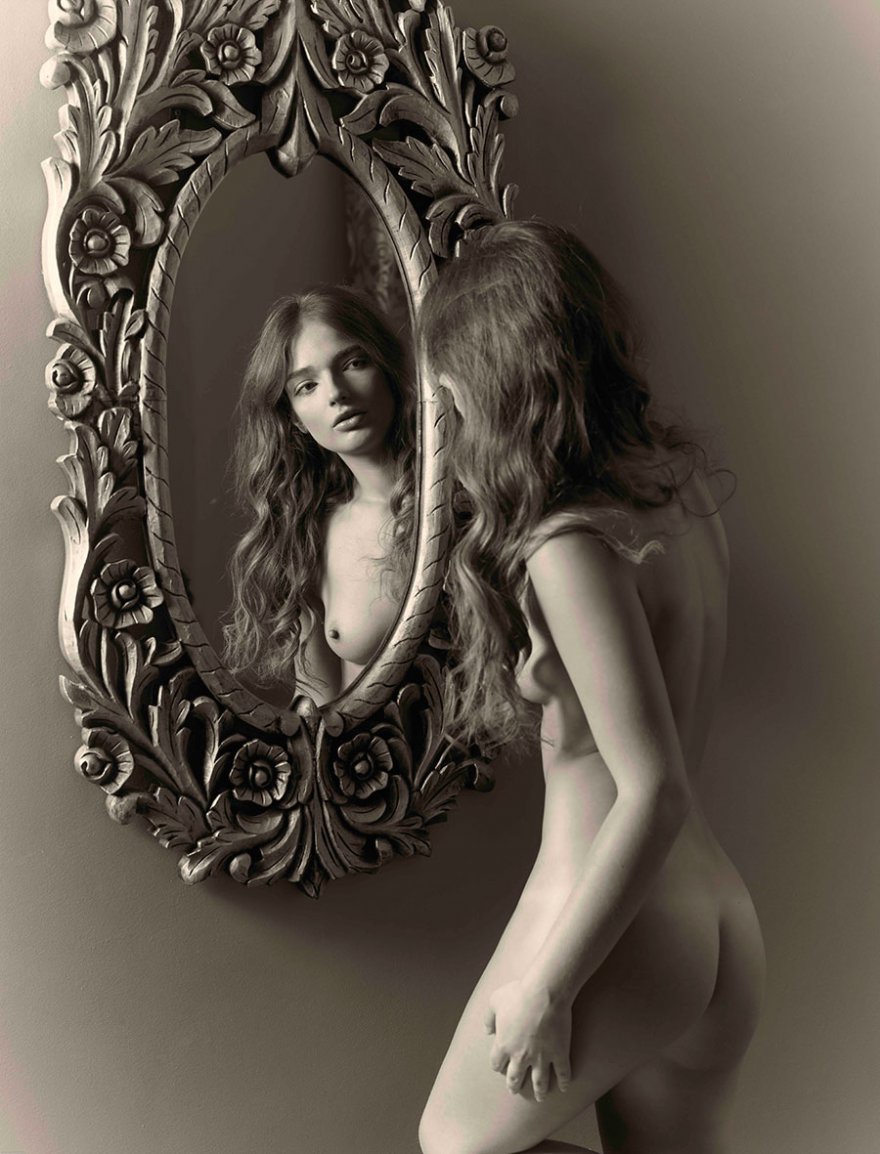 Черно-белое порно фото раздетый сучки перед зеркалом