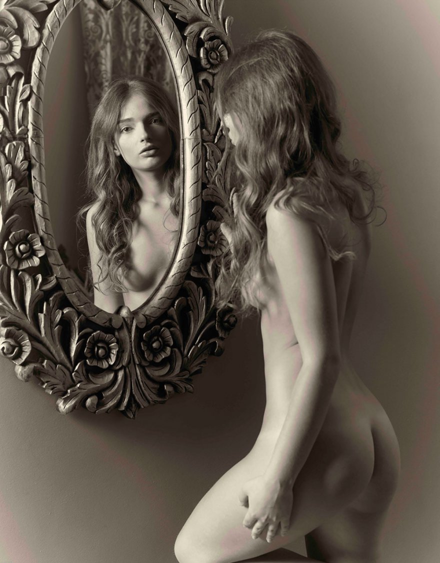 Черно-белое порно фото раздетый сучки перед зеркалом