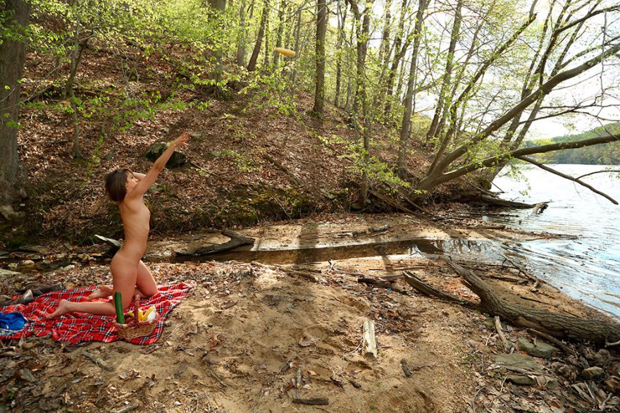 Пикник голой девушки возле лесного ручья
