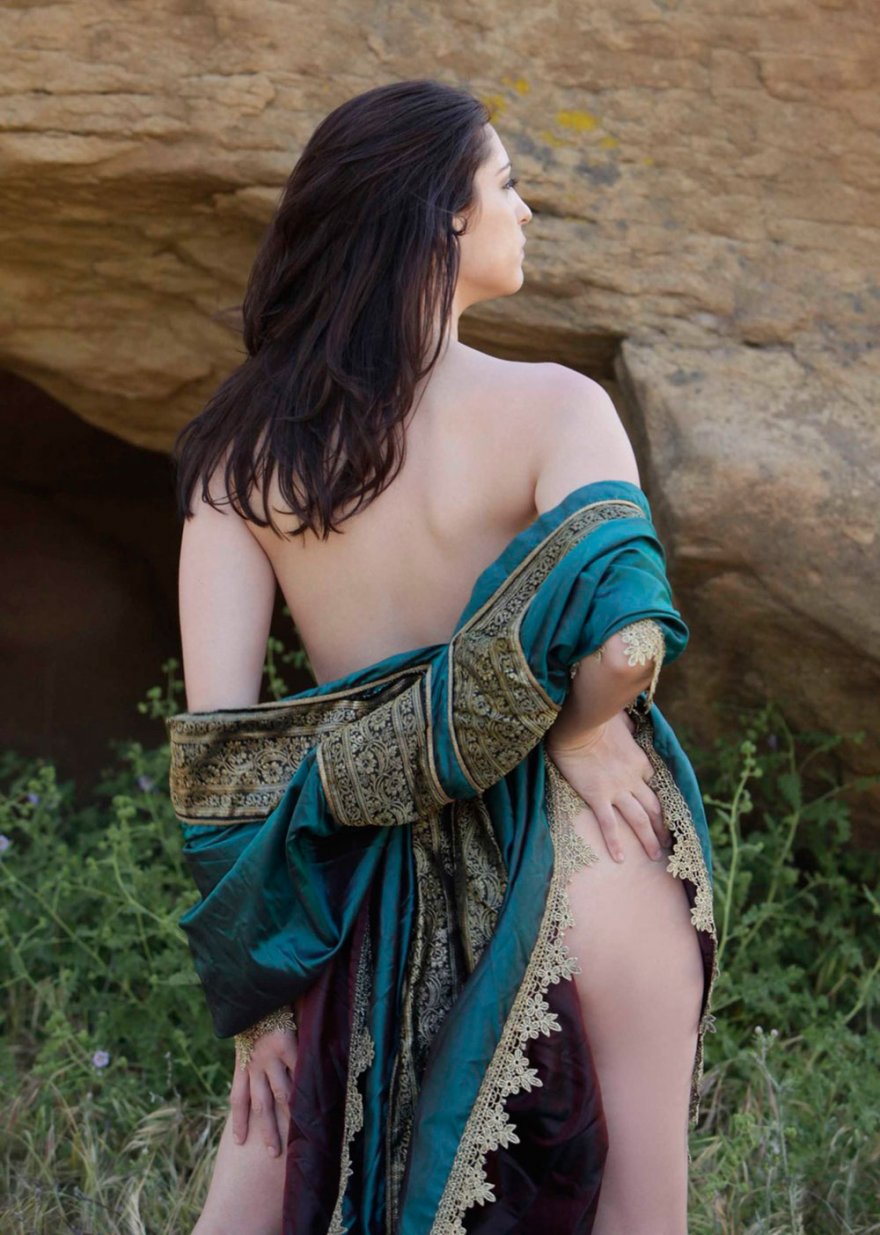 Женственная фигура шатенки в старинном платье секс фото