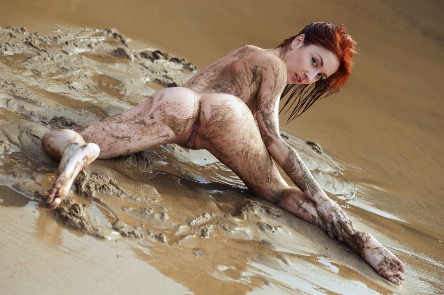 Грязная девушка на мокром песке