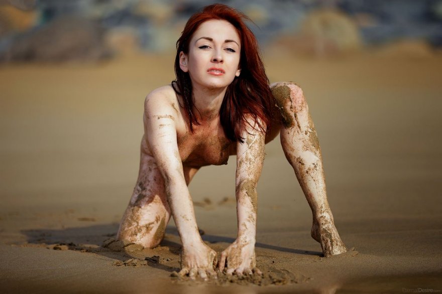 Грязная девушка на мокром песке