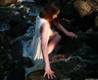 Фото ню юной девушки возле горного ручья