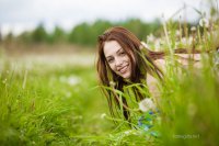 Фото ню обнаженной девушки на поляне с одуванчиками