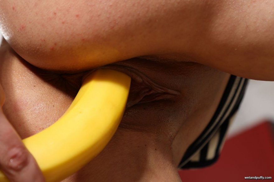 Брюнетка онанирует на кухне с бананом секс фото