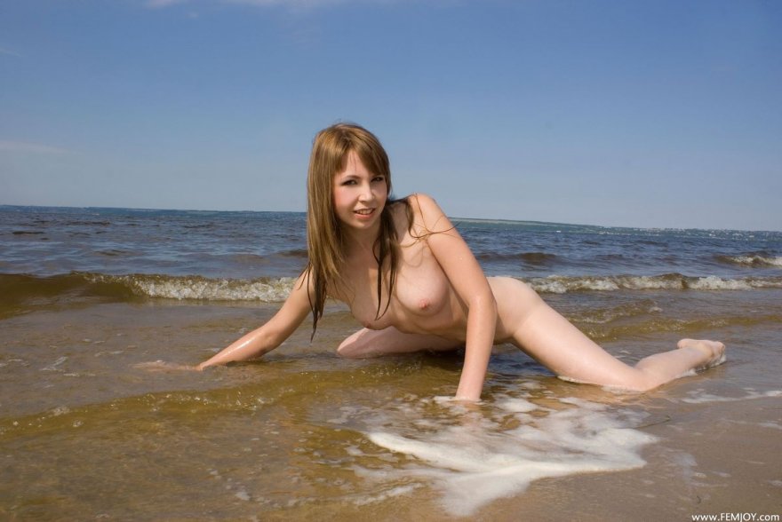 Xxx фото обнаженной модели на берегу моря