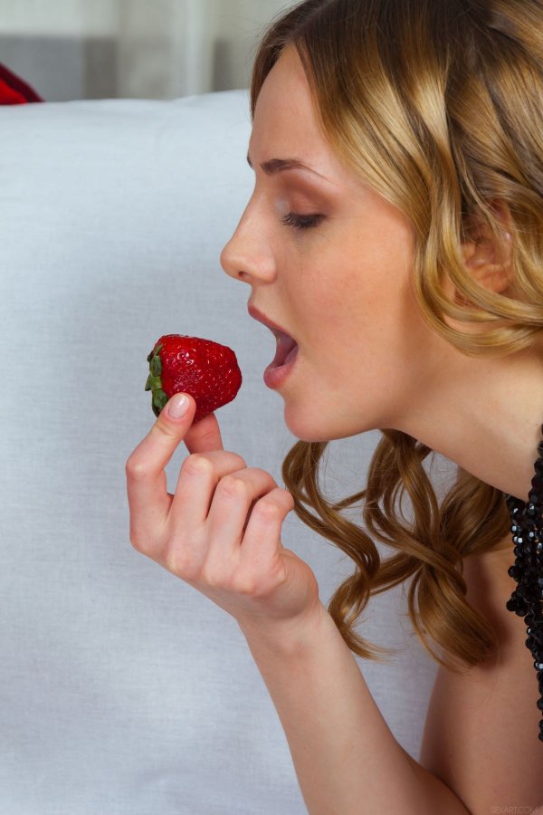Красивая эротика - молодая девушка ест клубнику со сливками