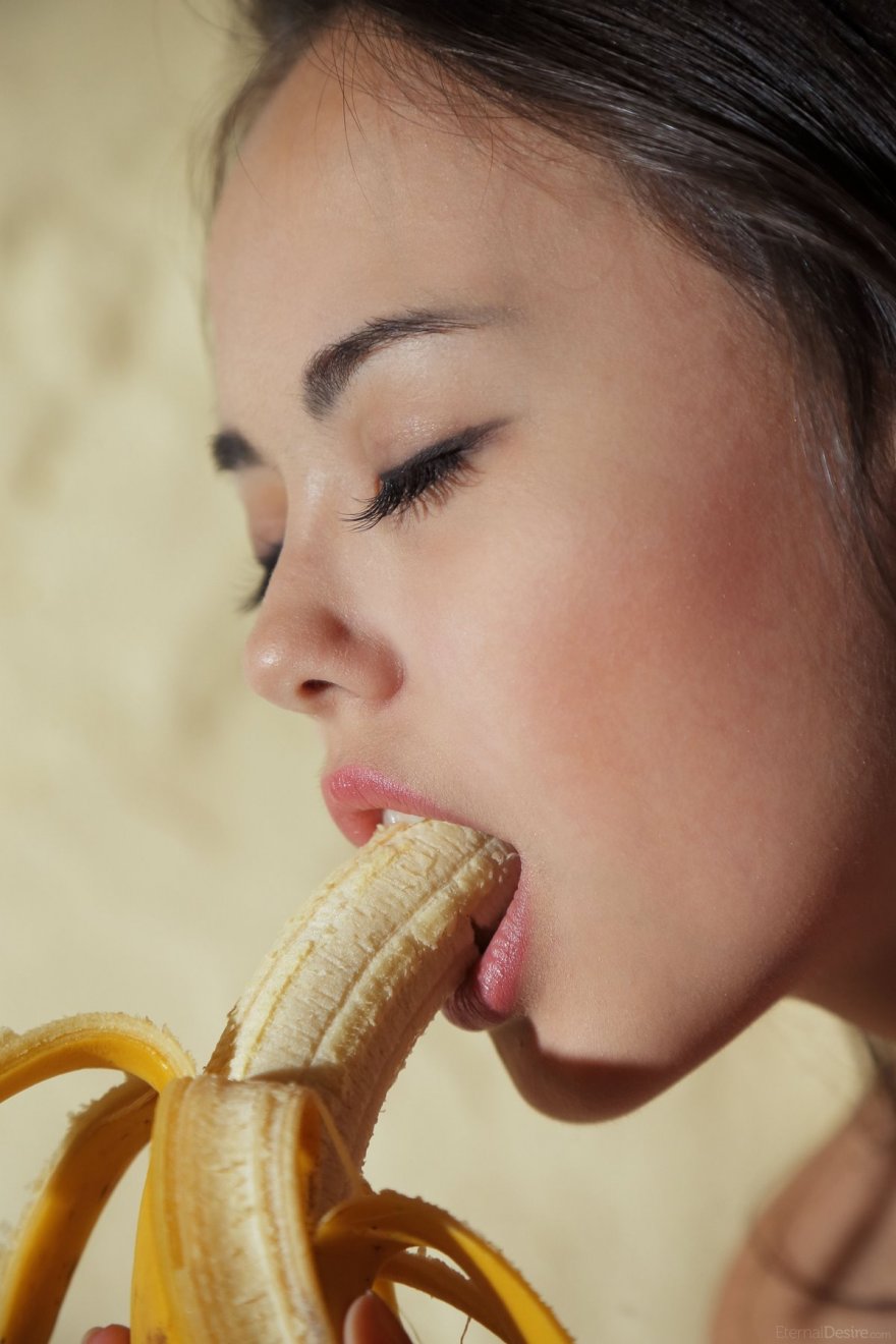Прекрасная девка сексуально ест банан