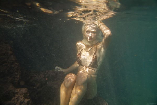 Необычные фото обнаженной блондинки под водой