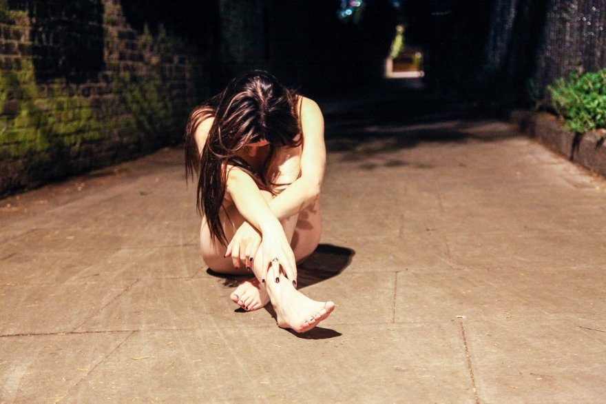 Фото ню голой женщины ночью на улице
