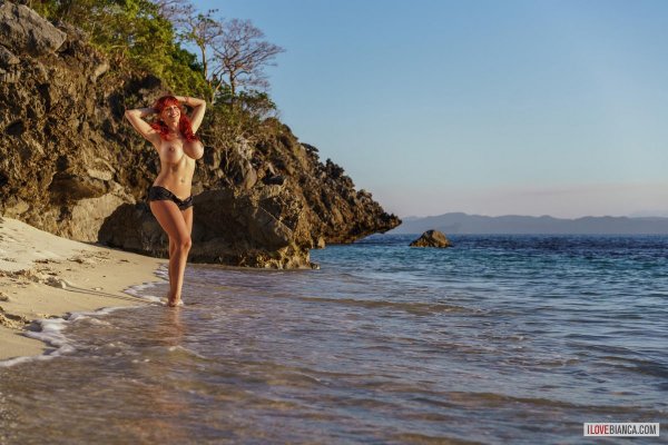 Супер-сексуальная Bianca голая на необитаемом острове