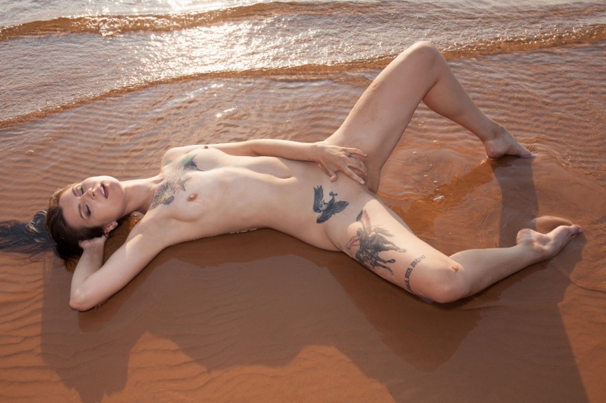 Мамка с наколками обнаженная на мокром песке секс фото