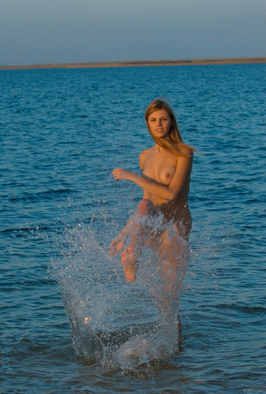 Блондинка с длинными ножками голая в море
