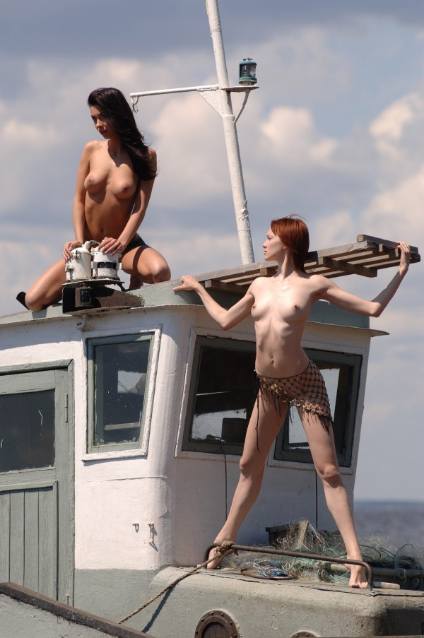 Две голые девушки на рыбацкой лодке