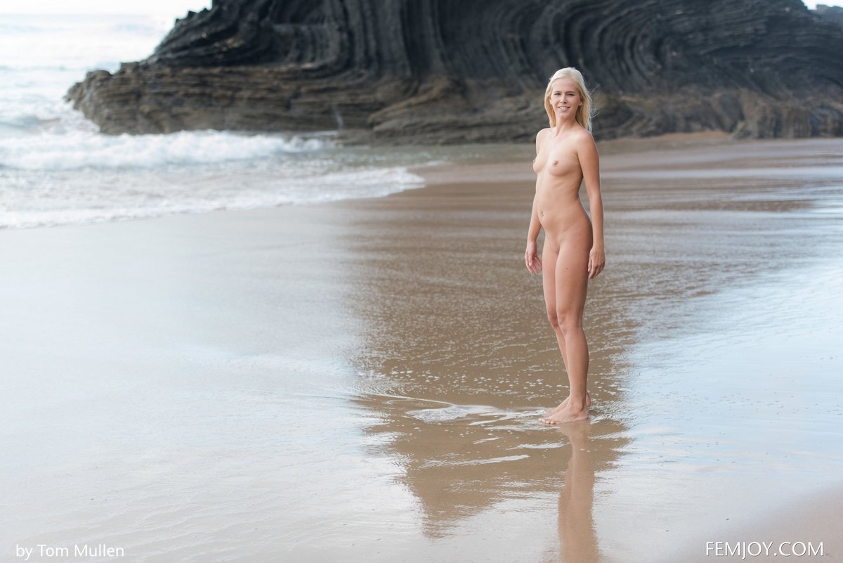 Голая блондинка на диком пляже