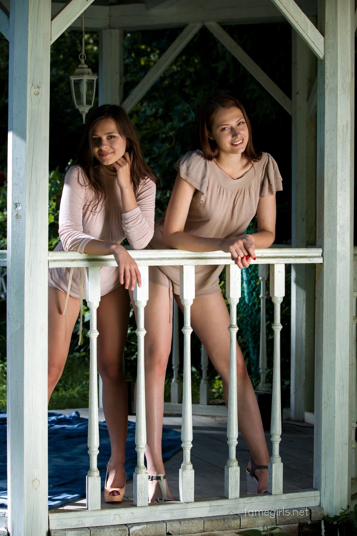 Две совершеннолетние обнаженные девки в беседке