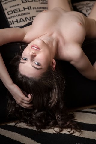 Эротические фото обнаженной брюнетки в сексуальных позах