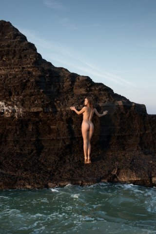 Лучшие фото ню обнаженной девушки на скалах у моря