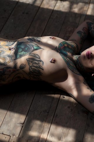 Девушка с яркими татуировками по всему телу