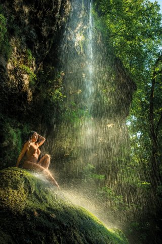 Шикарная эротика загорелой красавицы Arijana Maric возле водопада