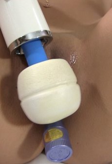 Девица вставляет вибратор в киску перед сексом